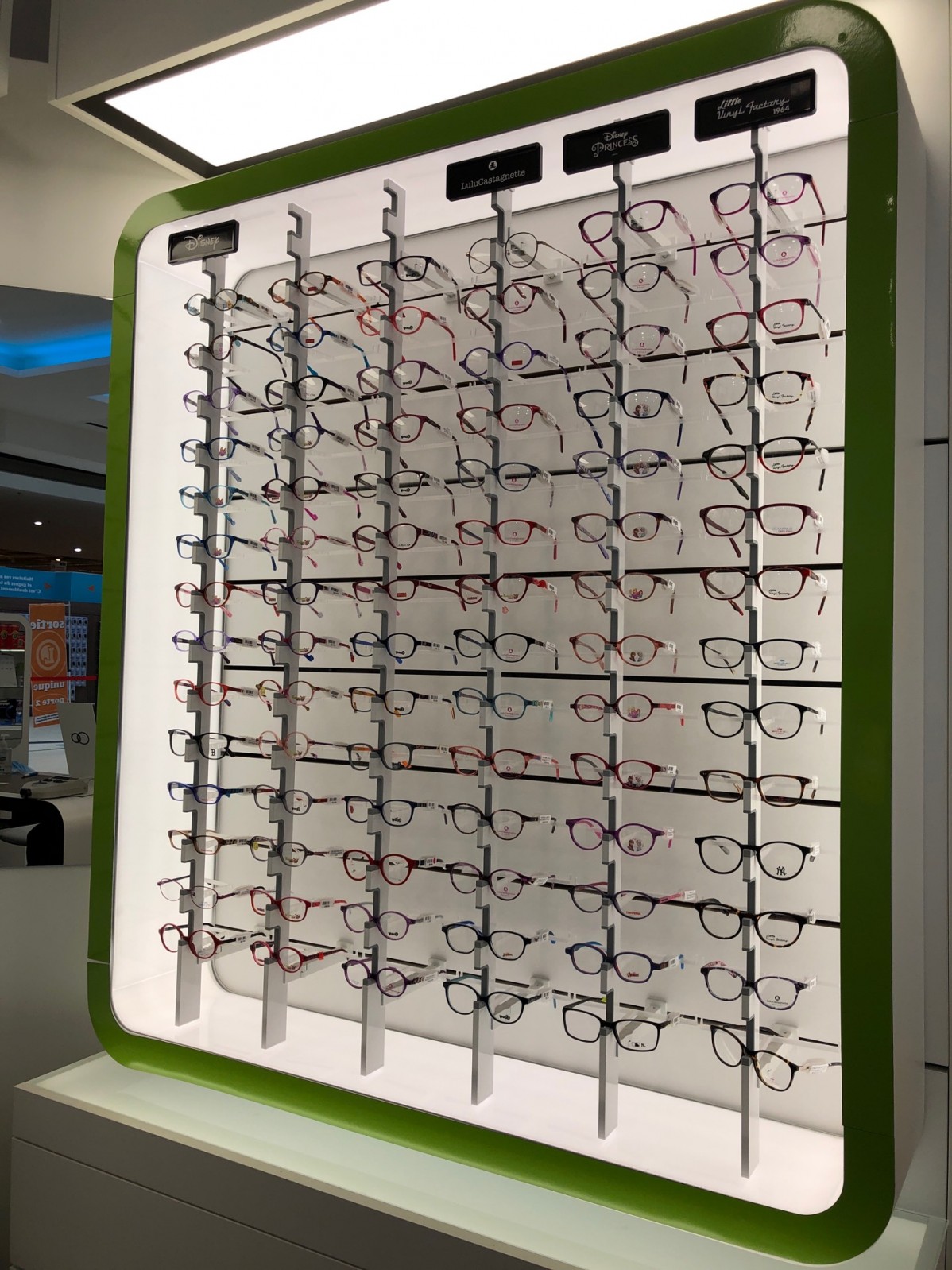 Où trouver un opticien à Villeparisis qui propose des lunettes de soleil Carrera